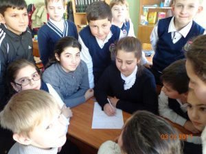 Ученики 4 класса пишут письмо своим сверстникам 