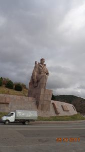 У монумента на трассе Новороссийск